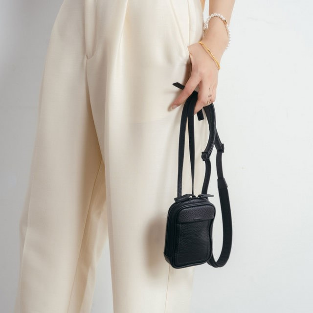 土屋鞄製造所 objcts.ioからアイコニックな新型レザースマホショルダー