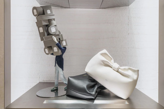 ディオールのブティックが劇場に変わる、ジョナサン・アンダーソン初コレクションと魔法のボックスの物語