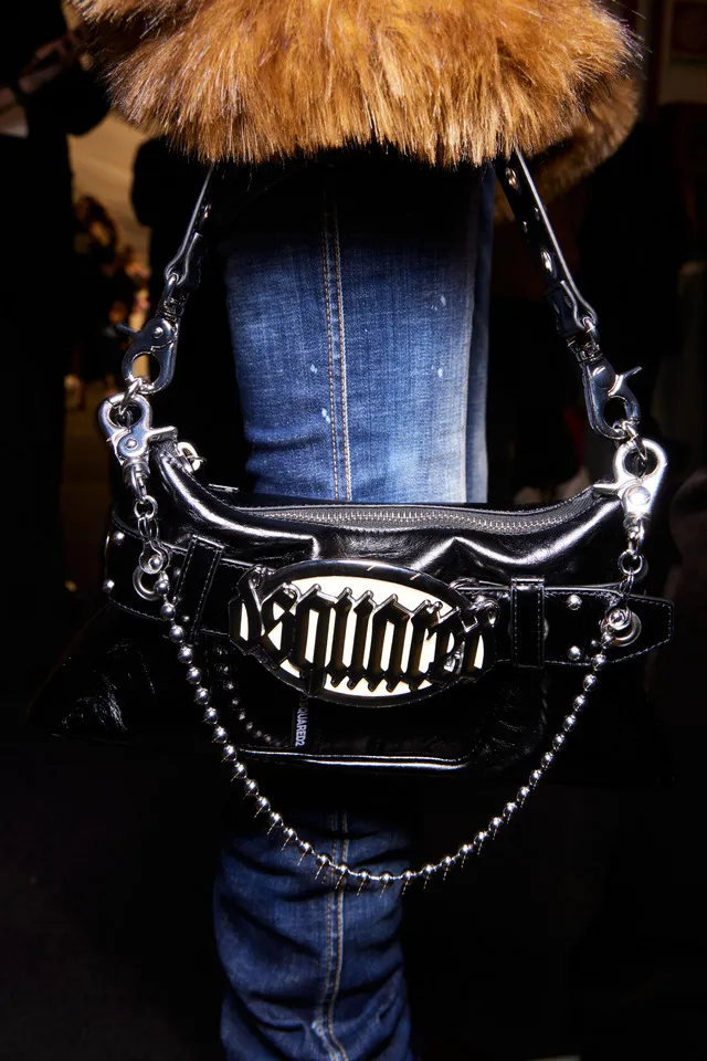 Dsquared2「ゴシック ベルト バッグ」 ディースクエアード が新たなアイコン「ゴシック ベルト バック