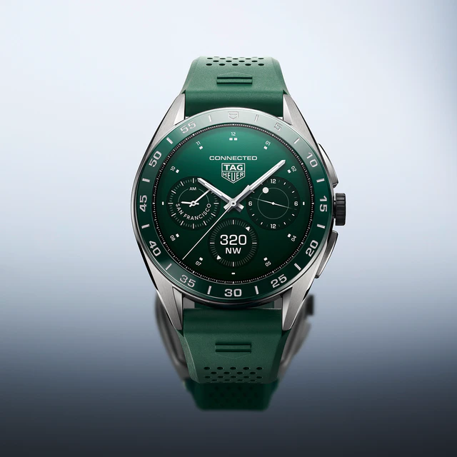 タグ・ホイヤー 鮮麗なグリーンの新作 TAG HEUER CONNECTED CALIBRE E4