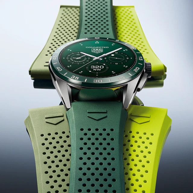 タグ・ホイヤー 鮮麗なグリーンの新作 TAG HEUER CONNECTED CALIBRE E4
