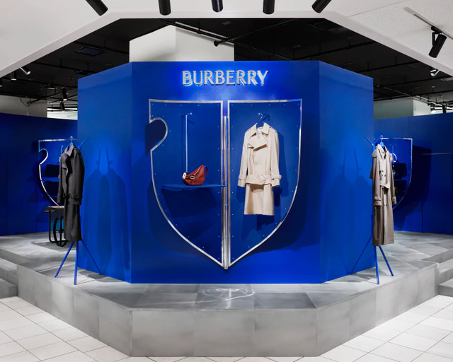 バーバリー BURBERRY 新しい没入型トレンチポップアップに、白石