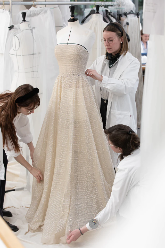 ディオール アニャ・テイラー＝ジョイが纏う、1200時間の刺繍が輝く