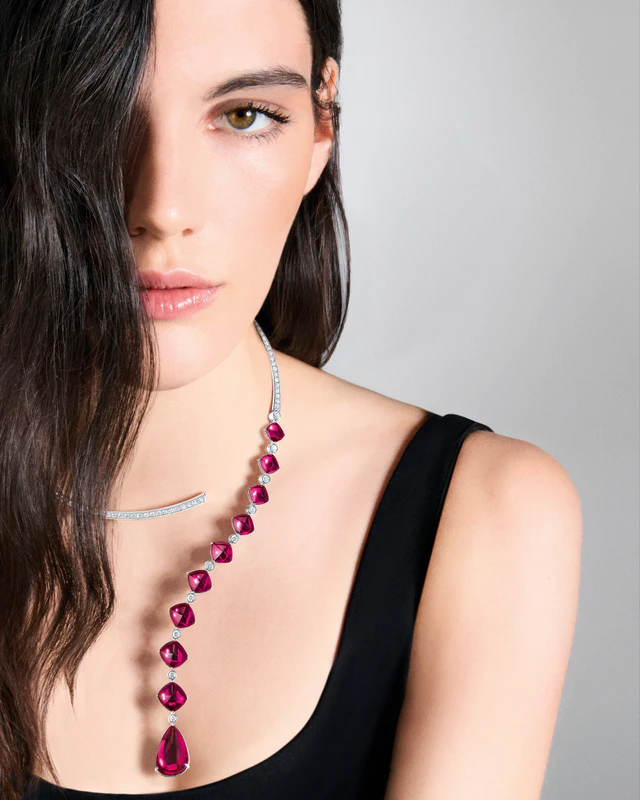 ブシュロン、「クエスチョンマーク ネックレス」の新作を発表 | Brand JOY