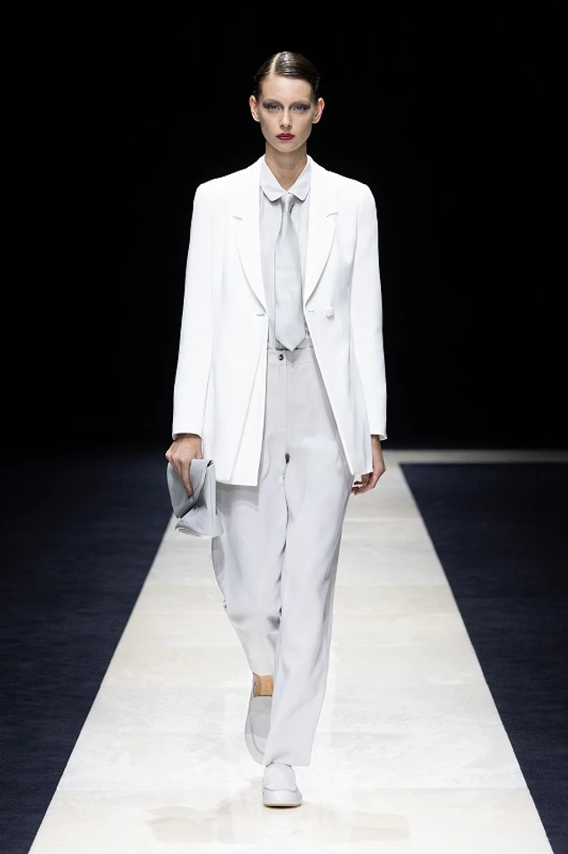 極美品 22SS エンポリオアルマーニ サマーツイード ショールカラー ブレザー エンポリオ アルマーニ が提案する自由でアイロニカルな女性像、2025春