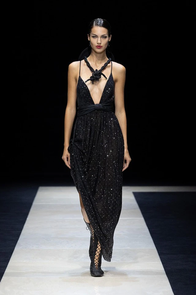 エンポリオ アルマーニ が提案する自由でアイロニカルな女性像、2025春