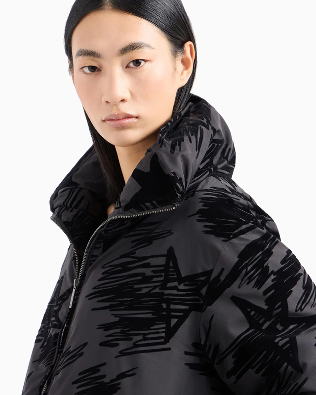 エンポリオ アルマーニ が提案する、2024 年秋冬新作アウターが登場