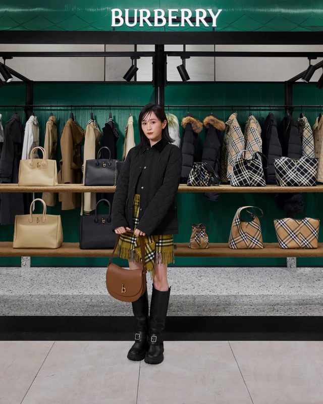 お値下げ　美品BURBERRY キッズ リバーシブルジャケット 10Y-140 お値下げ 美品BURBERRY キッズ リバーシブルジャケット 10Y-140