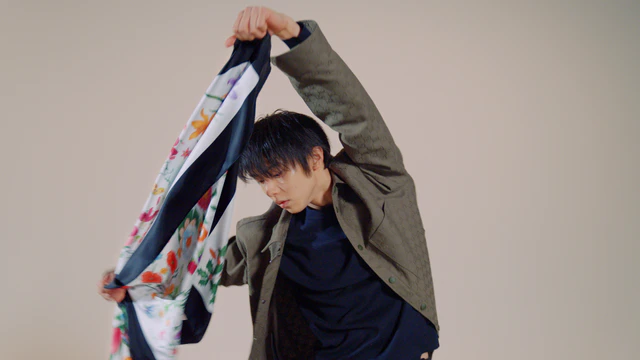 羽生結弦が舞うグッチの特別映像、シルクの美を纏った完全版を公式サイトで公開