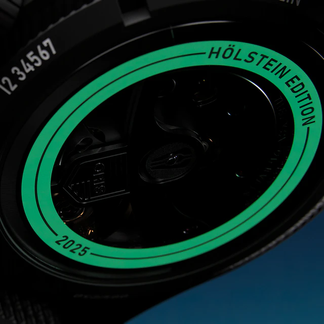 オリス Oris ヘルシュタインエディション2025モデル 裏にもスーパールミノバ®を使用。暗闇の中で Hölstein Editionの文字が浮かびあがります