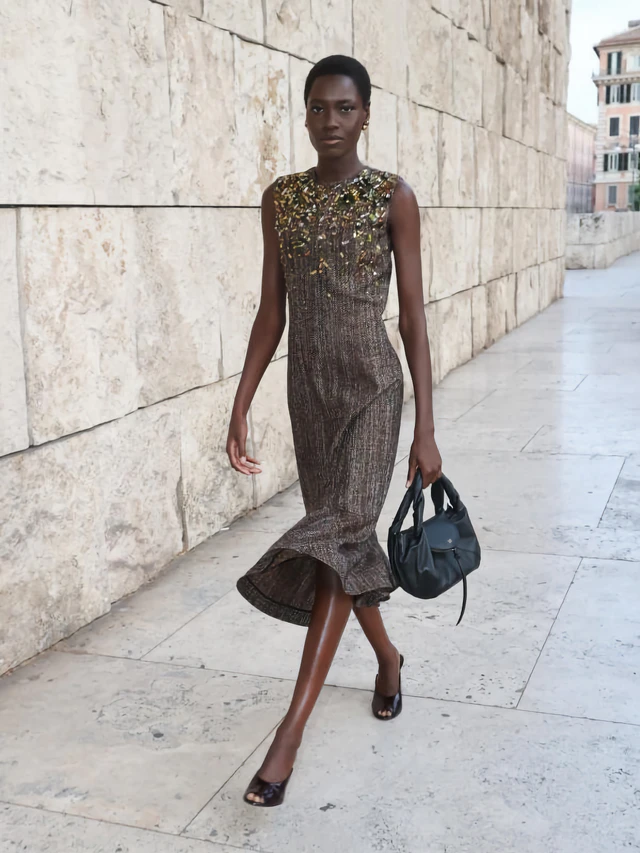 【超美品】FENDI フェンディ スパイバッグ 限定品 フェンディの伝説のITバッグ「フェンディ スパイ」がアップデートされ