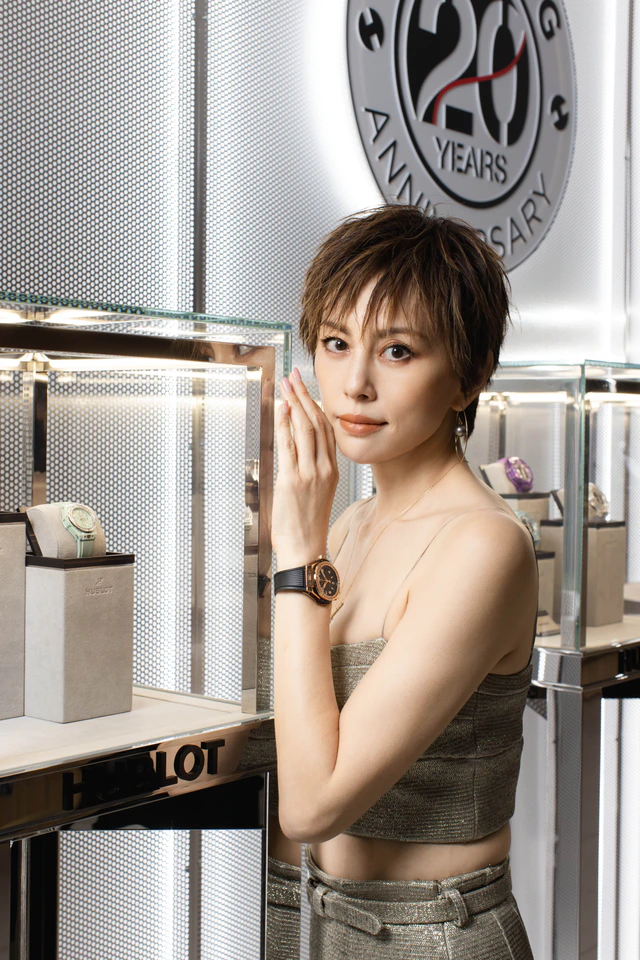 ウブロ 米倉涼子が纏うキングゴールド、20周年を祝う「ビッグ・バン
