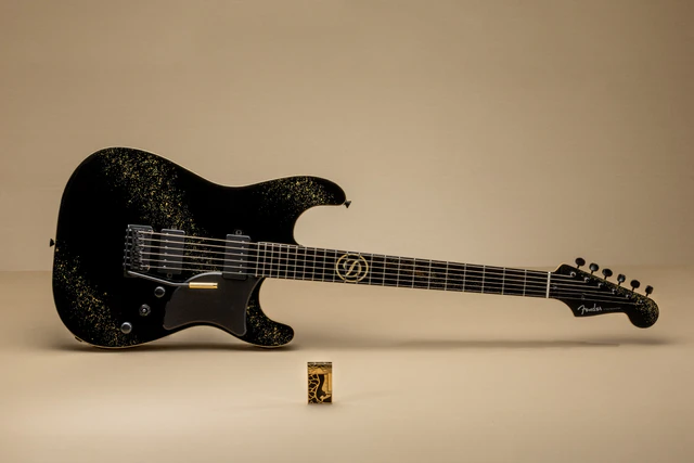 金継ぎで魅せる芸術的ギターと逸品たち―S.T.デュポンとFenderの第2弾コラボに注目