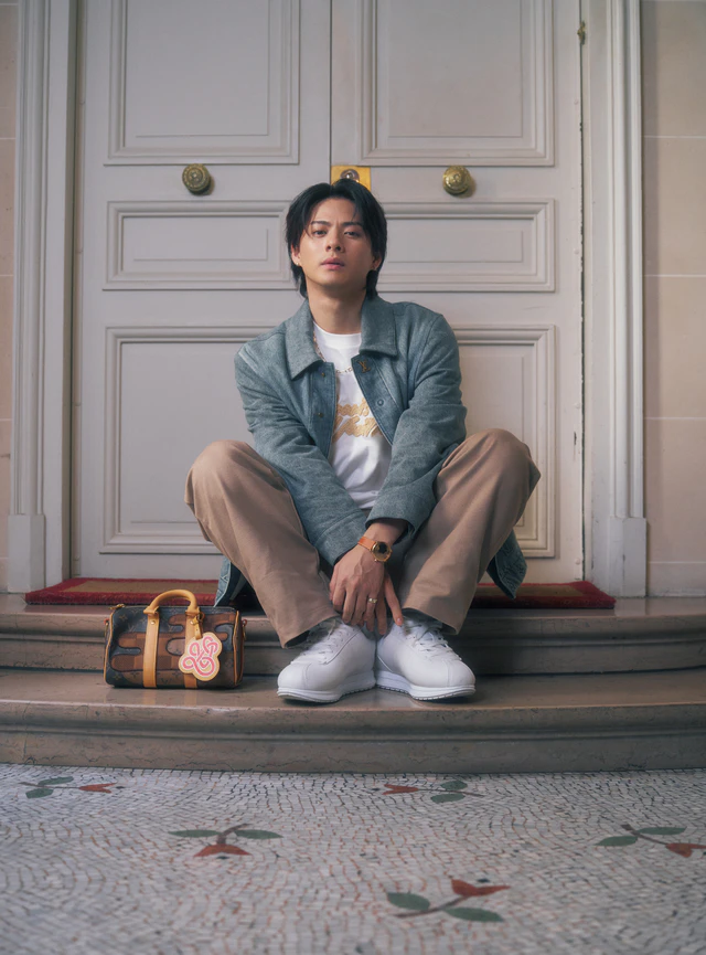 平野紫耀がルイ・ヴィトン2026春夏メンズショーに登場、ファレル演出の世界を体感