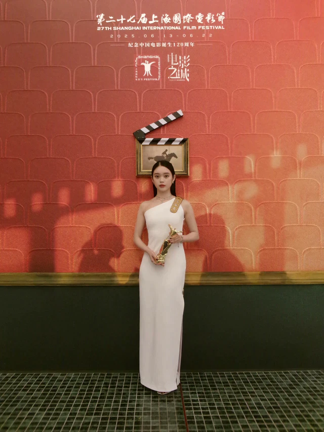 髙石あかり、ルイ・ヴィトンに身を包み上海国際映画祭レッドカーペットに登場