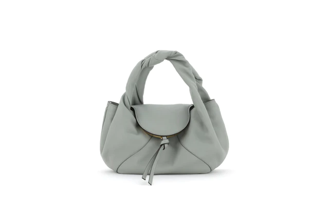 「フェンディ スパイ スモール」バッグ(H18×W32×D12cm)¥499,400(カーフレザー)税込み予定価格