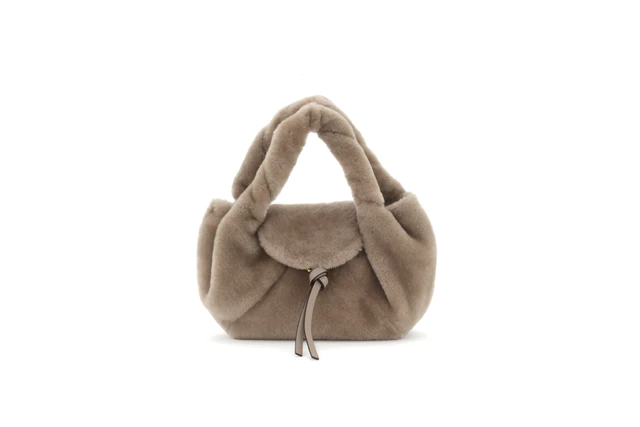 「フェンディ スパイ スモール」バッグ(H18×W32×D12cm)¥631,400(シアリング)税込み予定価格