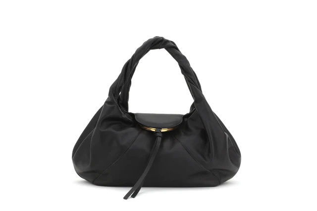 「フェンディ スパイ」バッグ(H22×W48×D20cm)¥676,500(カーフレザー)税込み予定価格