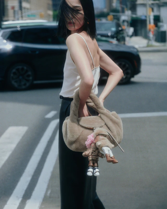 「FENDI SPY BAG RETURNS」始動、時代を超えて輝く新世代のItバッグ