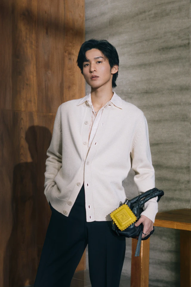 目黒蓮FENDI – 「フェンディ スパイ」バッグ スモール(ブラック)