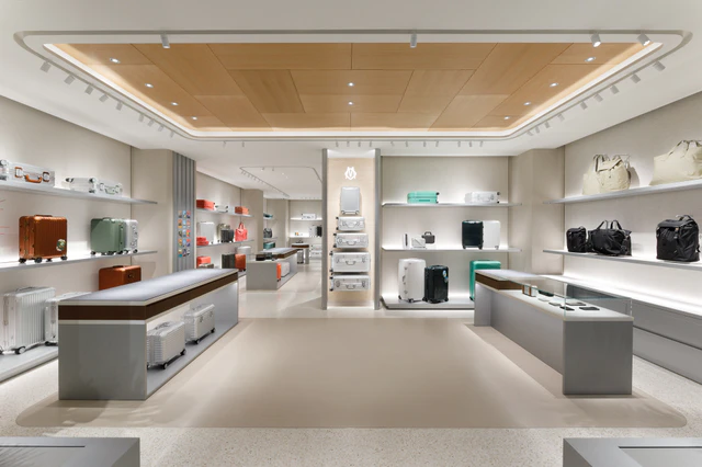 「RIMOWA Store 名古屋 栄」1階エントランスからの店内