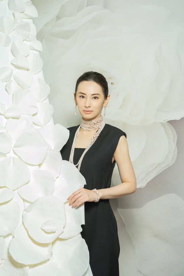 北川景子が纏うミキモト、ヴァンドーム広場で咲いたジュエリーの詩