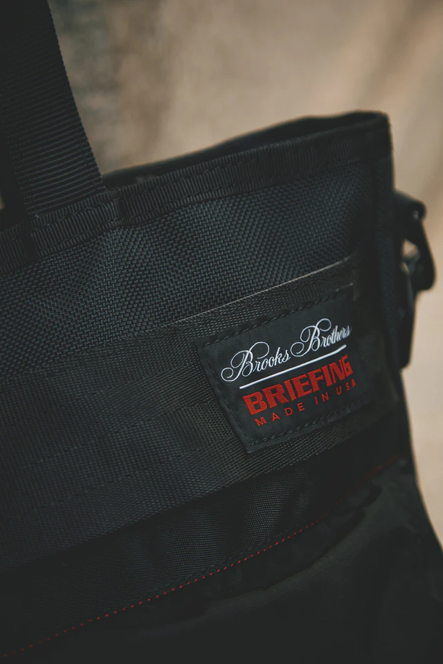ブルックスブラザーズ×BRIEFING 限定 バッグのフロントには、両ブランドのロゴがあしらわれたオリジナルのネームタグ付きコラボバッグ第2弾