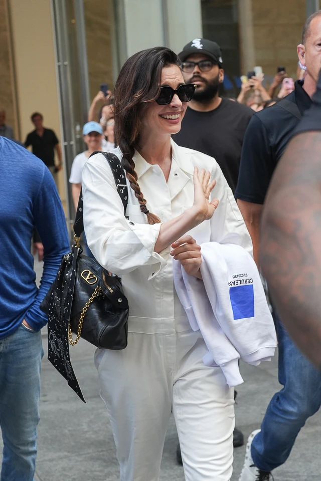 ヴァレンティノ ガラヴァーニ アン・ハサウェイが選んだ新作バッグ