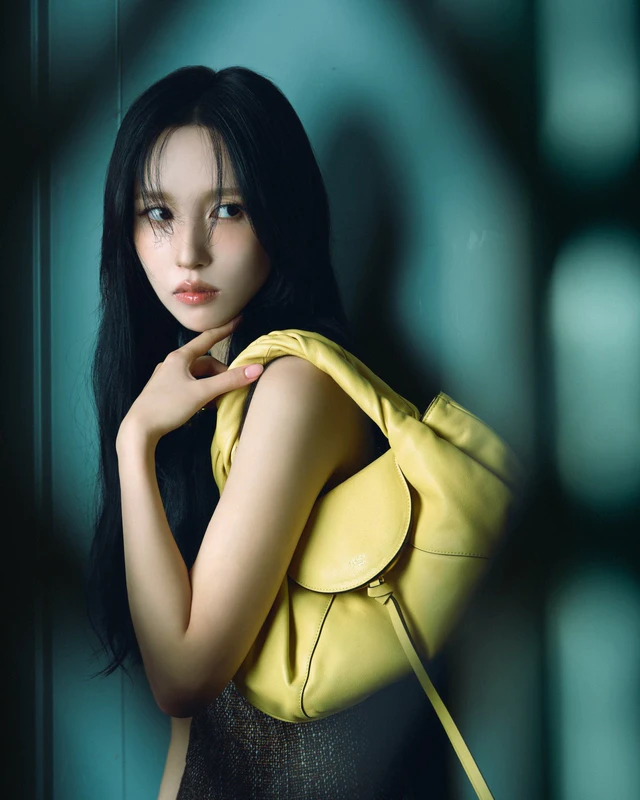 フェンディの伝説的バッグ「スパイ」が復活、TWICE MINAが魅せる自然体のエレガンスとY2K美学の融合