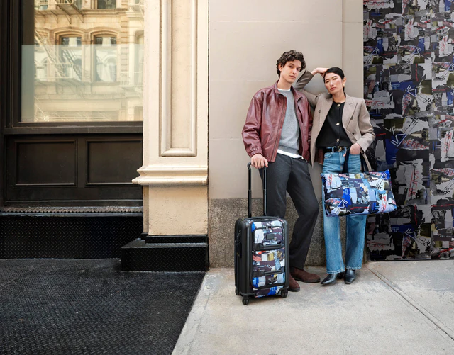 トゥミ TUMI ALPHA インターナショナル・エクスパンダブル・フロント・リッド・4ウィール・キャリーオン col.ポスター プリント、VOYAGEUR ジャスト・イン・ケース・トート col.ポスター プリント