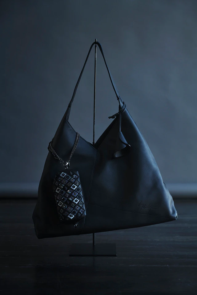 ヨウジヤマモト discord Yohji Yamamoto POLYHEDRON L + CHARM POUCH EMBROIDERY