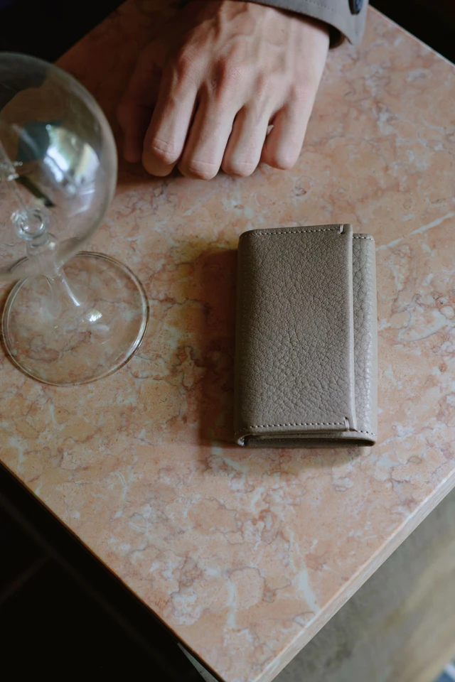 土屋鞄製造所のロングセラー「トーンオイルヌメ」に、新色シェード