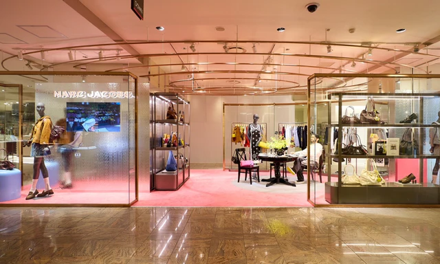 マークジェイコブスが伊勢丹新宿店に期間限定ポップアップ　2025年フォールの最新世界観