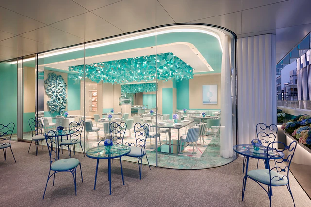 日本初のBlue Box Caféが銀座に開業　ピーター・マリノ設計と多彩なアートが彩る特別な空間