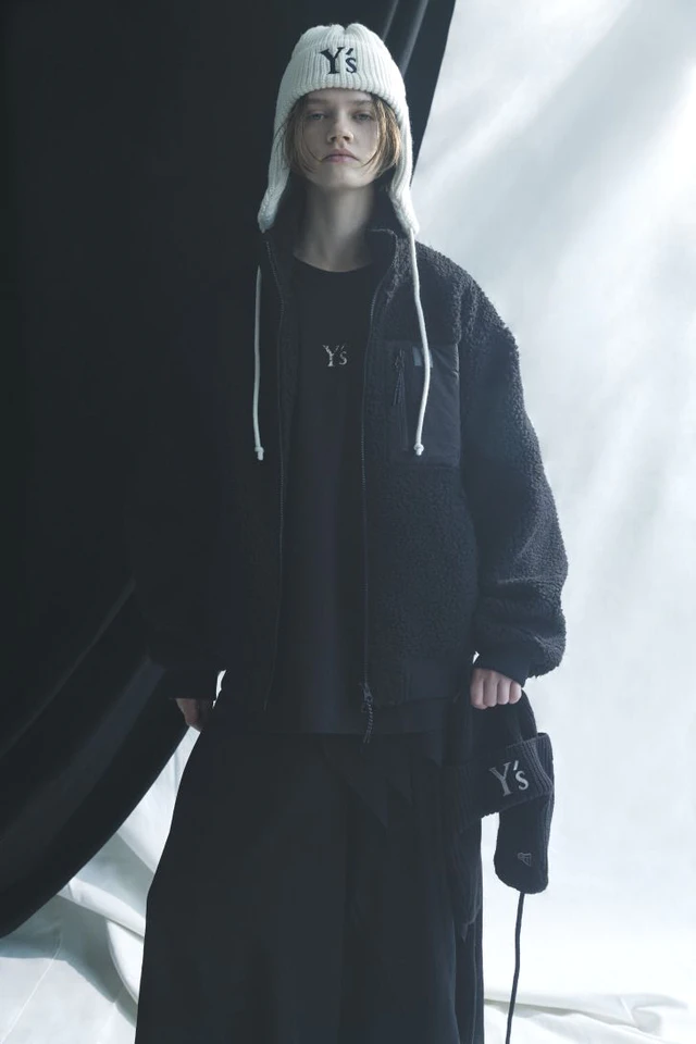 ヨウジヤマモト Y’s×ニューエラ 2025-2026秋冬コレクション 耳当て付きのKnit Trapper
