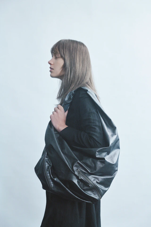 ヨウジヤマモト discord Yohji Yamamoto、2025-26秋冬コレクションの最新作 DRAPED ZIP BAG GUNMETAL / BLACK