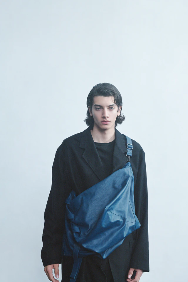 ヨウジヤマモト discord Yohji Yamamoto、2025-26秋冬コレクションの最新作 RIBBON TOTE NAVY / BLACKレザーとツイードで紡ぐ新シルエットと「Panthea」の見どころ