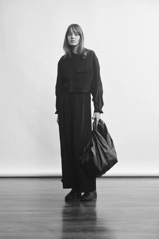 Yohji Yamamoto 長袖 ロングジレ 落ち感ドレープ 黒 ヨウジヤマモト discord Yohji Yamamoto、造形とドレープで魅せる2025