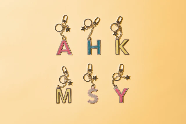 ボナベンチュラの新イニシャルキーホルダー、バッグに印象のスイッチを