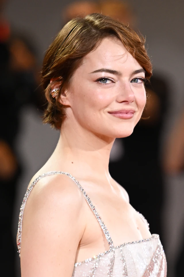 ルイ・ヴィトンを纏ったエマ・ストーン、「Bugonia」プレミアで圧倒的な存在感を放つ