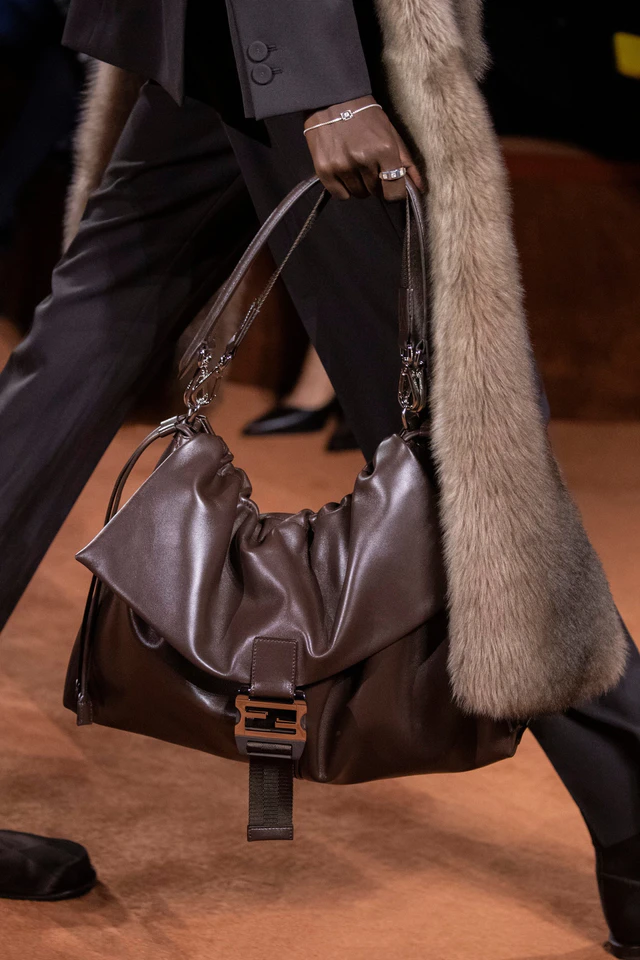 FENDI 2025-26秋冬コレクション 新作バッグ「フェンディ フラックス メッセンジャー」発表