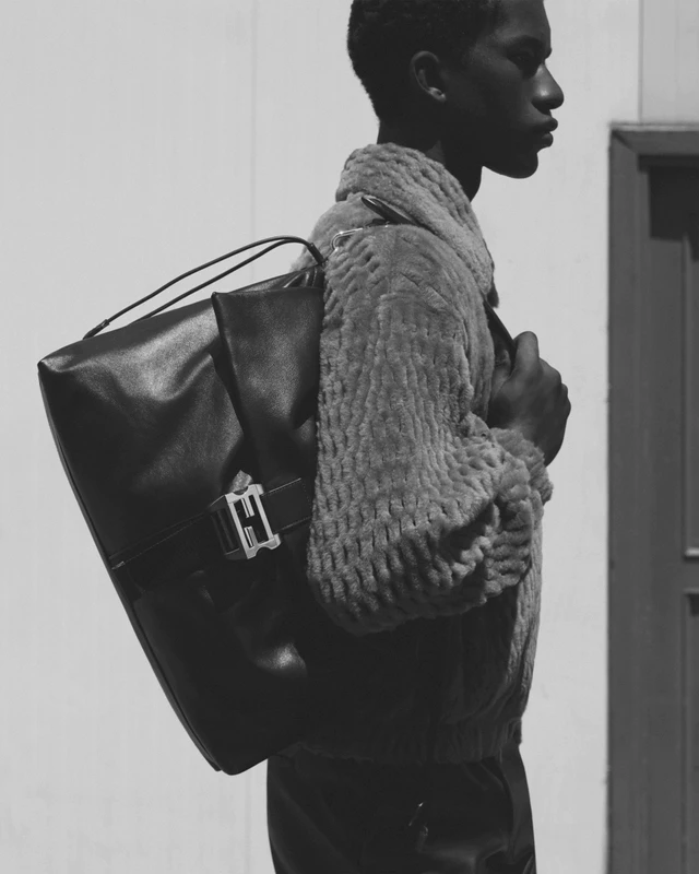 フェンディから2025-26秋冬新作「フラックス メッセンジャー」が登場