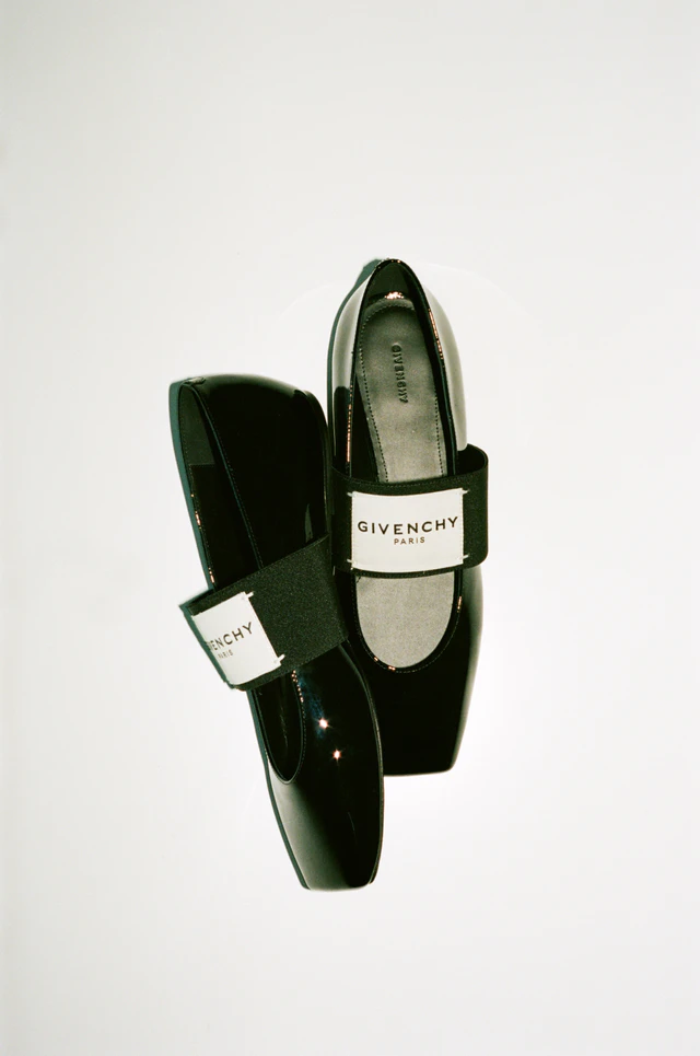 ジバンシィ サラ・バートンが描く未来のクラシック、新作シューズ