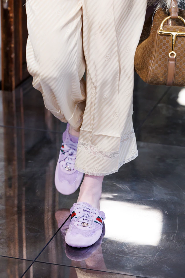 GUCCI 2026クルーズで披露された「グッチ シフト」、伝統とモダンが交差するスニーカー
