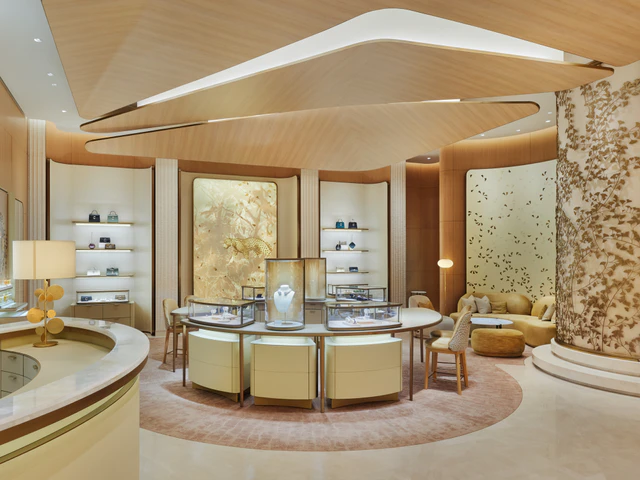 カルティエ 銀座4丁目ブティック 1階 Jewellery & Watches, Accessories & Gift, Fragrances, Care Service