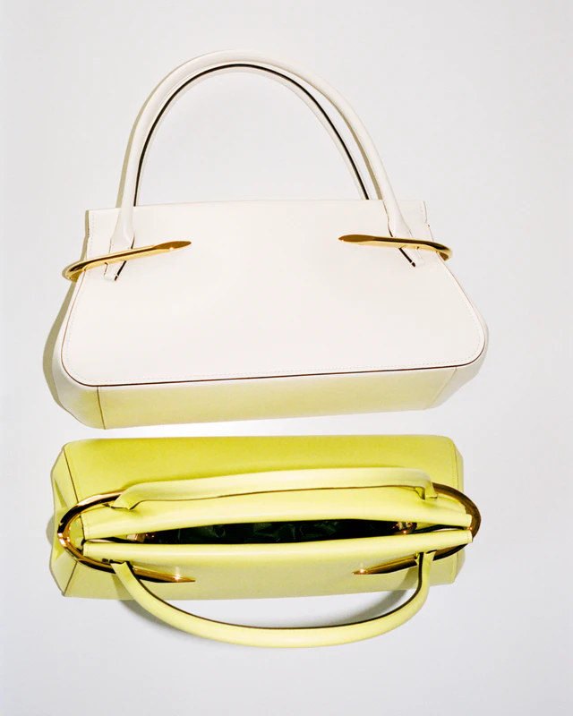 サラ・バートンが手がけたジバンシィの新作「ピンチ」、構築美とクラフトが融合