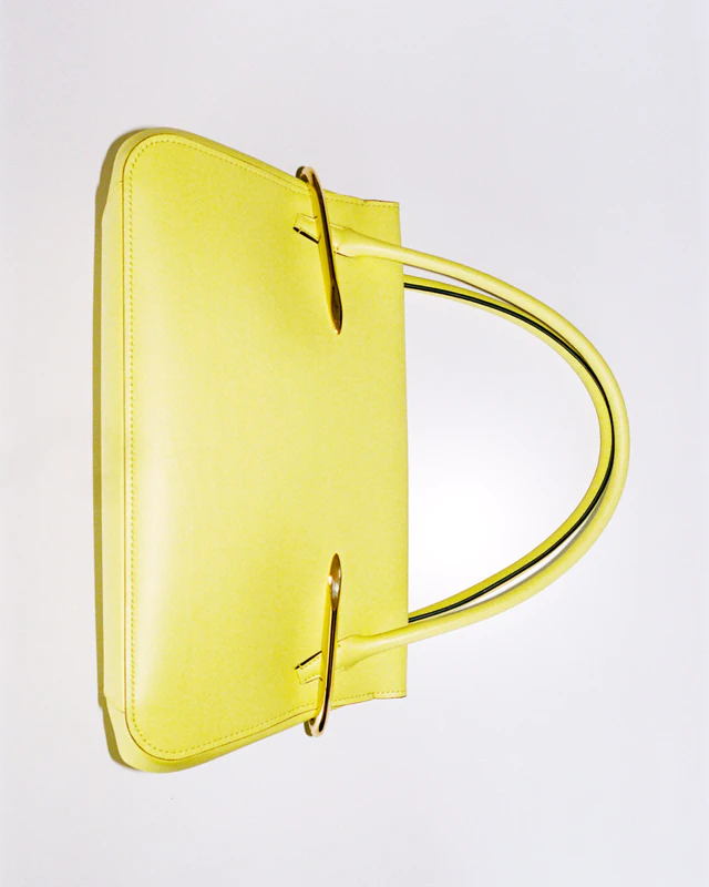 手仕事に着想を得たジバンシィの「ピンチ」、フォルムと素材が語るエレガンス