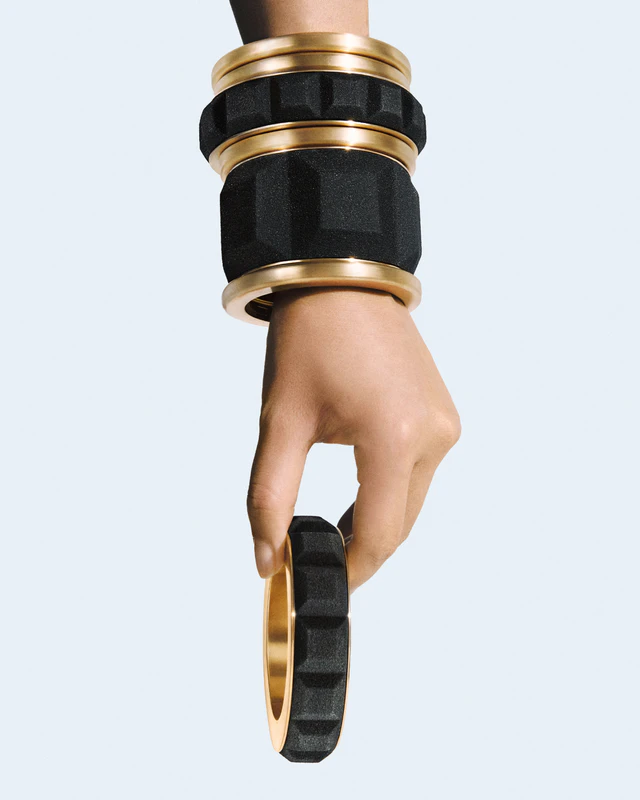 砂を素材に再解釈されたキャトル ブシュロン「Quatre Sand Cuff」カプセルの全貌