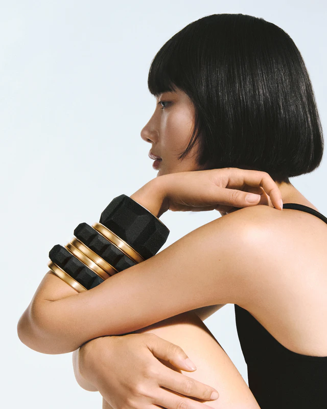 ブラックサンド×イエローゴールド ブシュロンの革新的カフ「Quatre Sand Cuff」誕生
