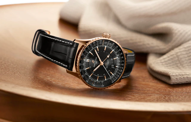 ブライトリング「ナビタイマー GMT」日本限定モデル、ブラック×ゴールドで登場